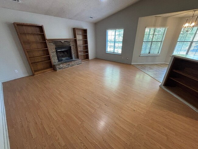 Building Photo - Located off Wedington Dr! 3 Bedroom 2 Bathroom Single Family Home!