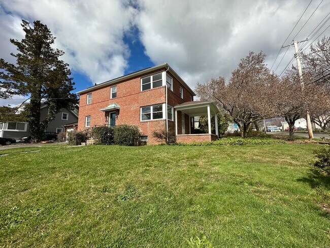 Building Photo - 210 Highland Ave