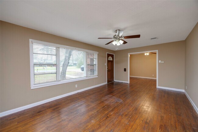 Foto del edificio - 304 Harris Blvd