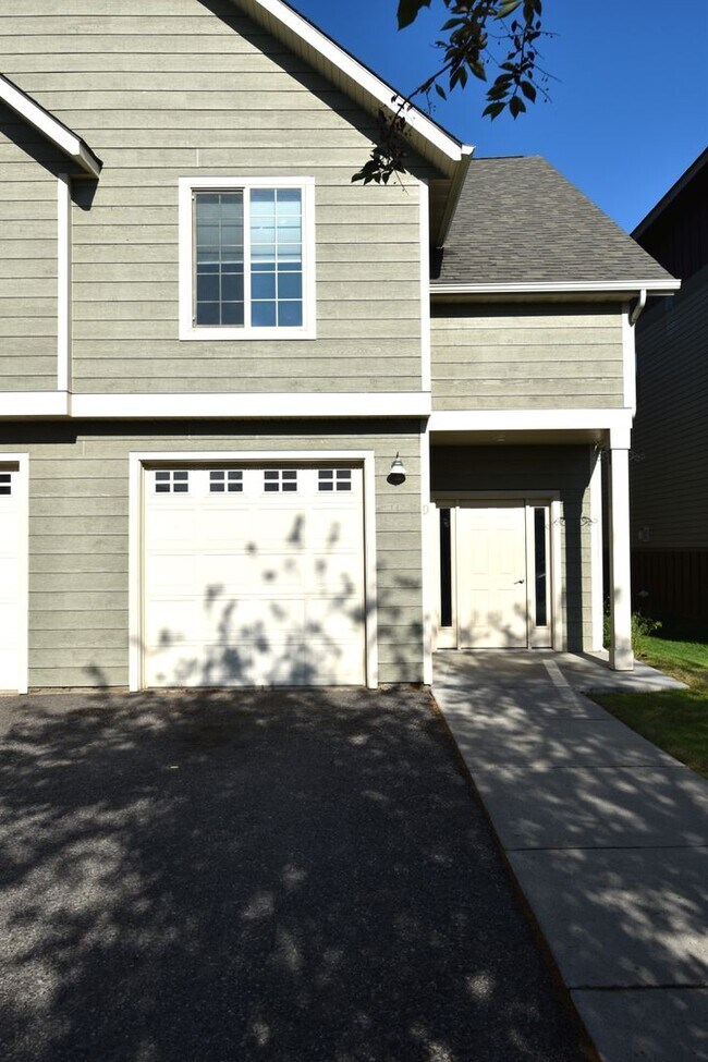 Building Photo - Fantastic end unit condo in Westgate subdi...