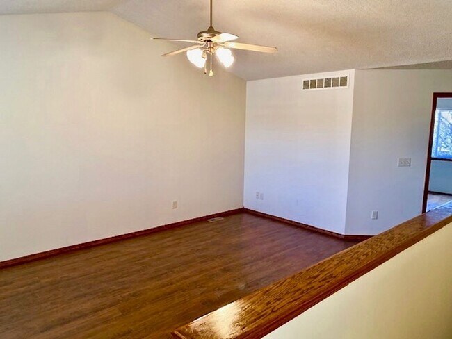 Building Photo - 3 Bedroom Duplex for Rent Close To Mcconne...
