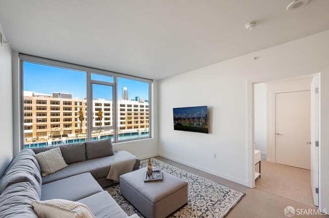 Building Photo - 1000 3rd St