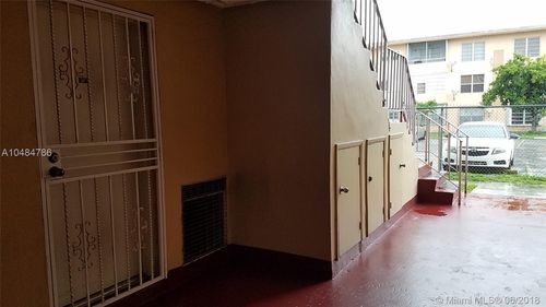 Foto del edificio - 140 Royal Palm Rd