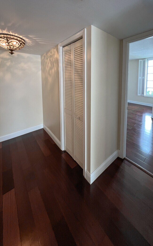 Building Photo - 3049 N Course Ln