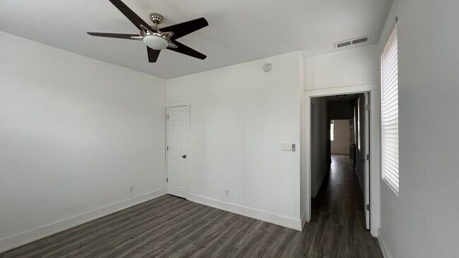 Building Photo - 438 Linden St