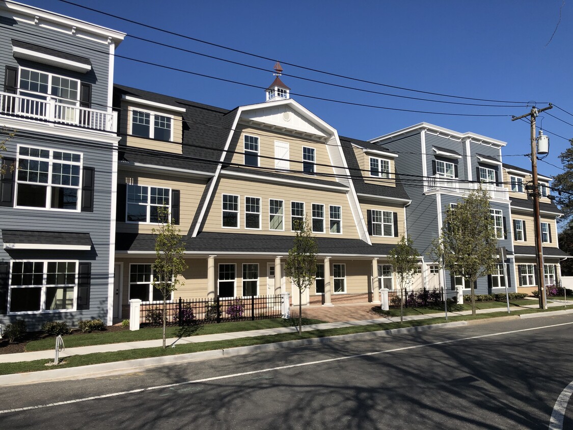 Primary Photo - Courtyards on Fifth