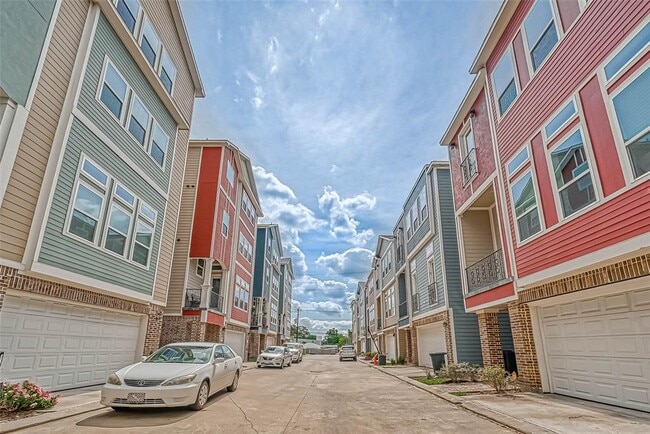 Building Photo - 2113 Bidwell Dr