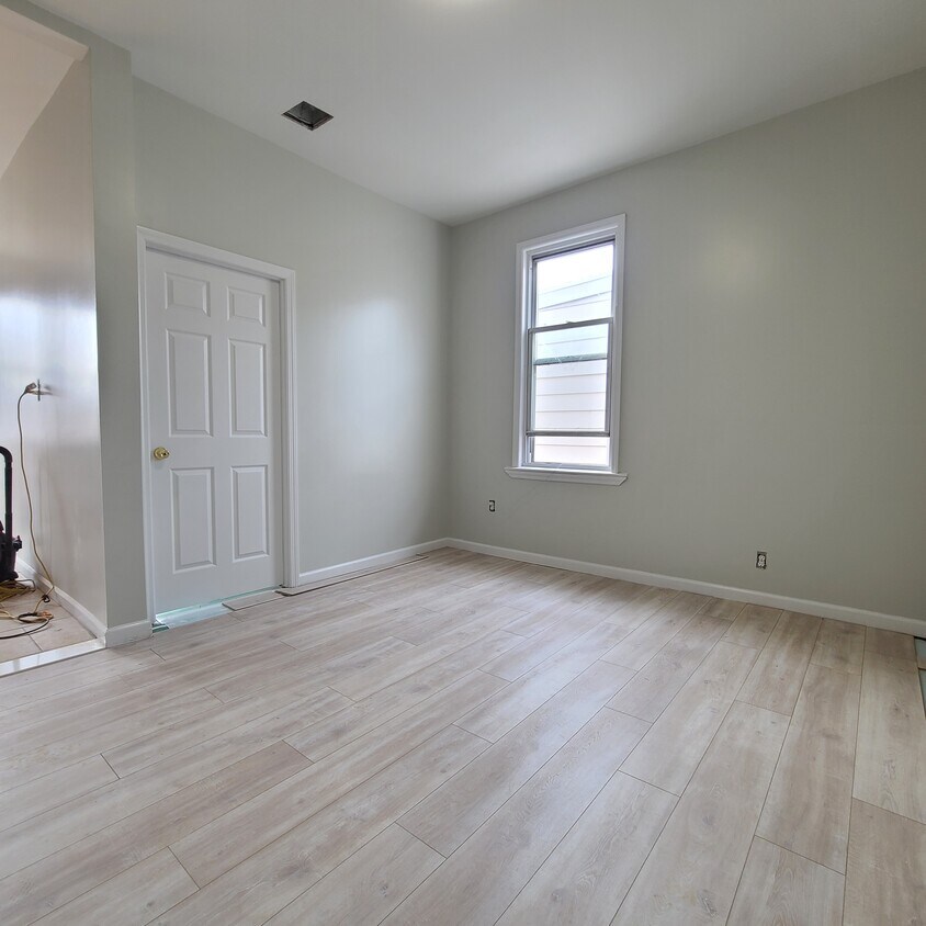 Living Room w/ new floors - 1121 23rd St