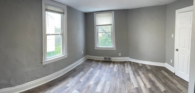 Building Photo - 2022 Plainview Ave