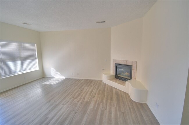 Foto del edificio - North Valley Townhome Ready NOW!