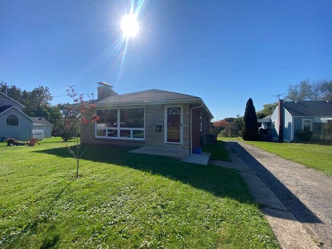 Foto del edificio - Pets Allowed - 3 Bedroom Spacious home Low...