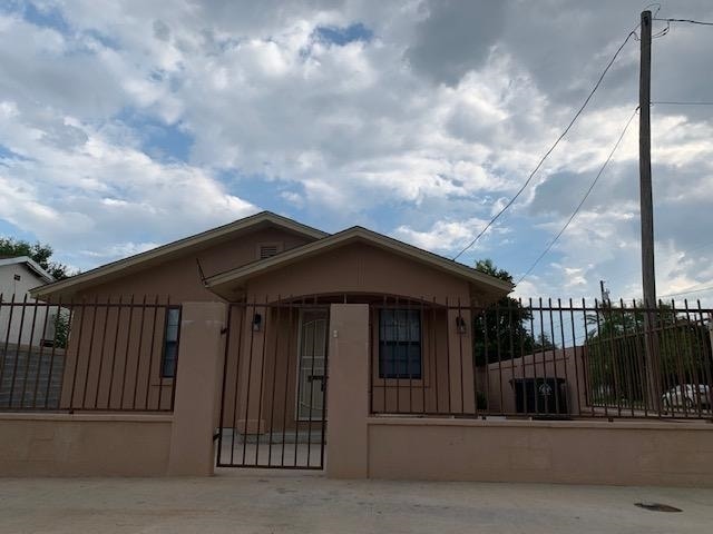 Foto principal - 319 W Travis St