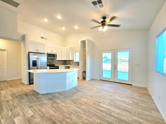 Building Photo - 1112 E 4th St