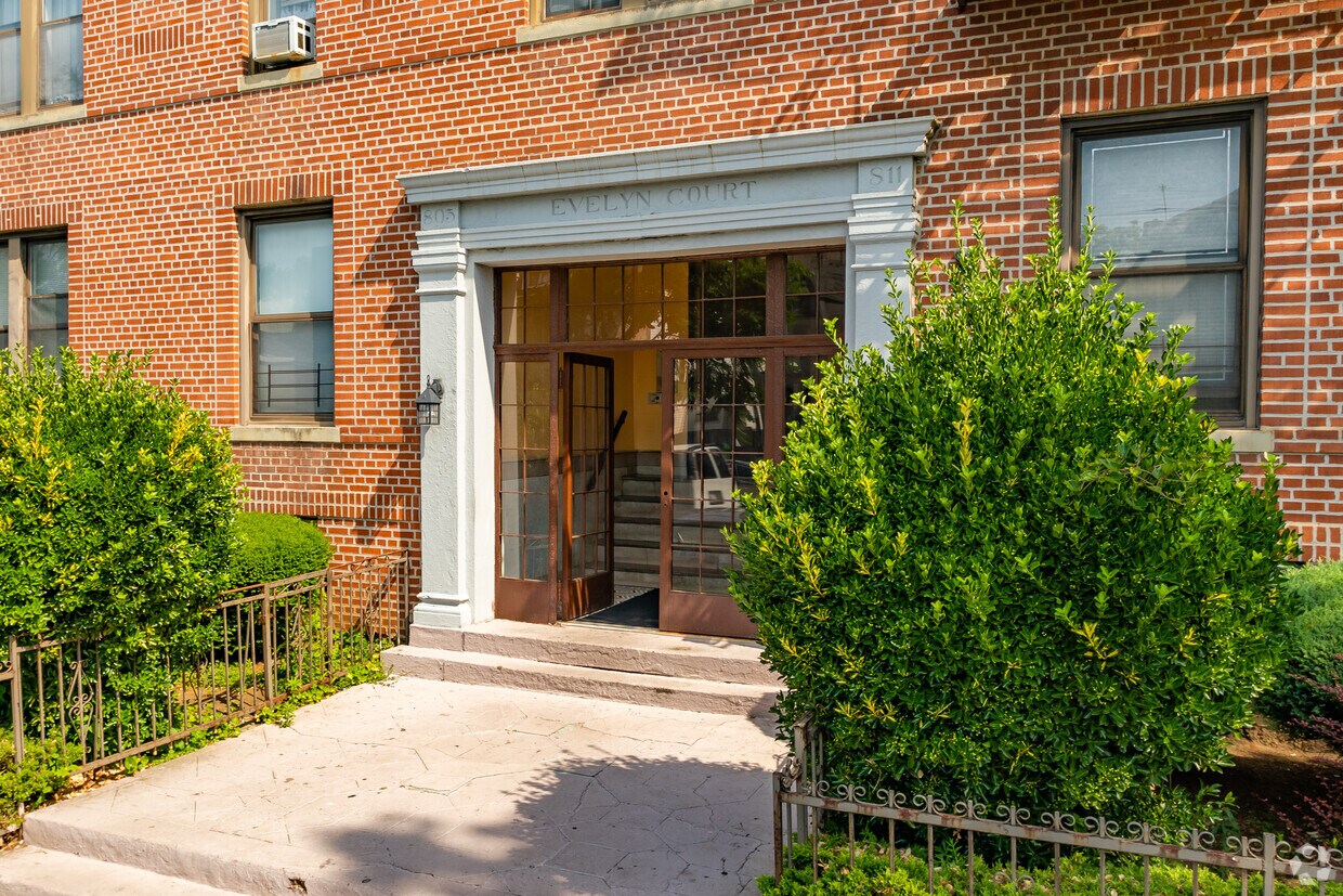 Building Photo - 805 Avenue O