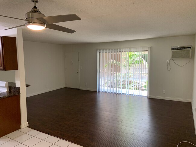 Foto del edificio - 9344 National Blvd