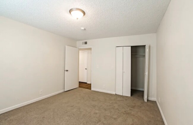 Foto del edificio - 221 Barker Rd