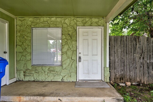 Building Photo - Fantastic 2 Bed/ 1.5 Bath Located in Norman
