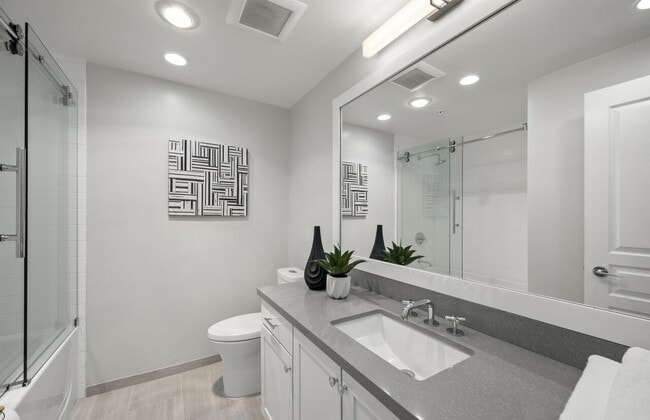 Building Photo - 555 Front St