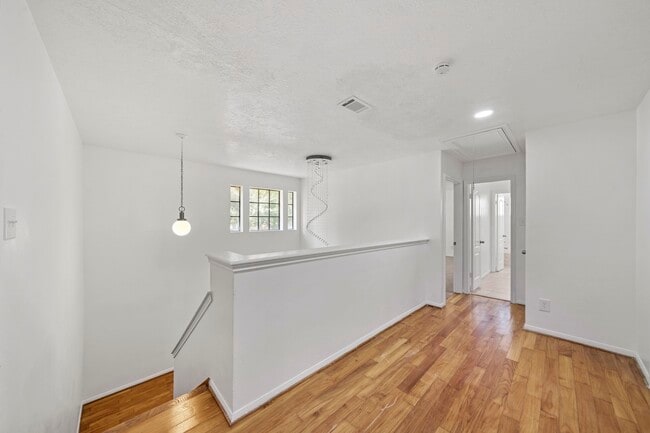 Building Photo - 2406 Parkwood Ln