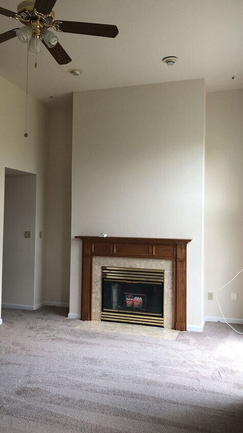 Building Photo - Large and Very Nice 3-bedroom Townhouse