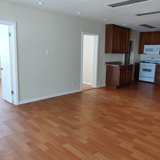 Foto del edificio - 2145 Tyler Ave