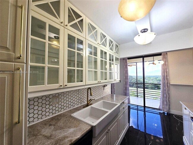 Foto del edificio - 7400 Radice Ct