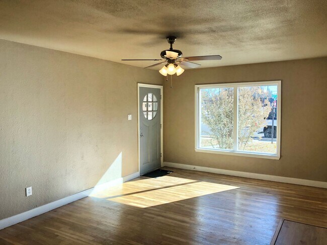 Building Photo - August 2025 Prelease. Remodeled Four Bedro...