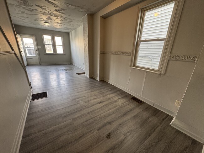 Building Photo - 644 W Mason Ave
