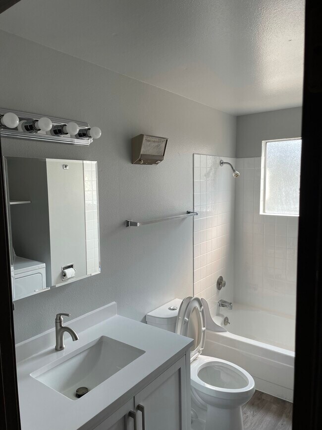 Building Photo - 345 NW Robert St