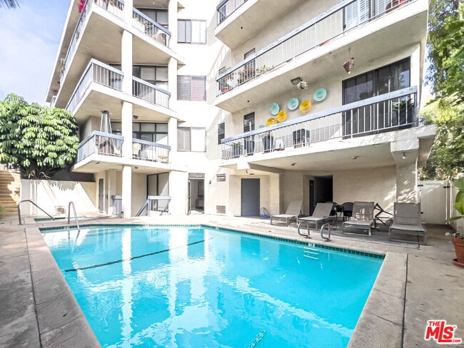 Foto del edificio - 935 Westbourne Dr