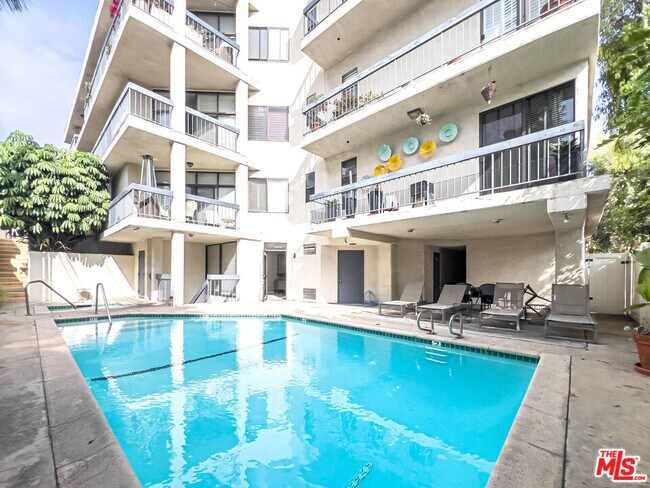 Building Photo - 935 Westbourne Dr