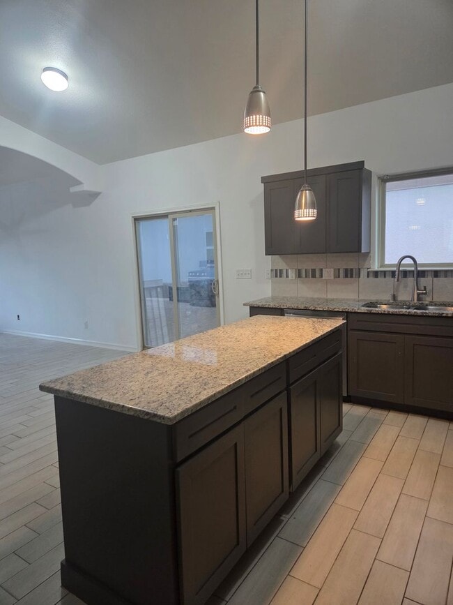 Foto del edificio - 14853 Tierra Crystal Ave