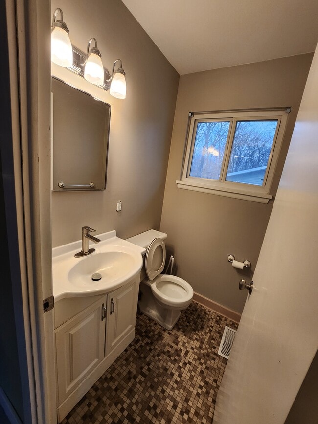 Building Photo - 1103 Ravenwood Ave