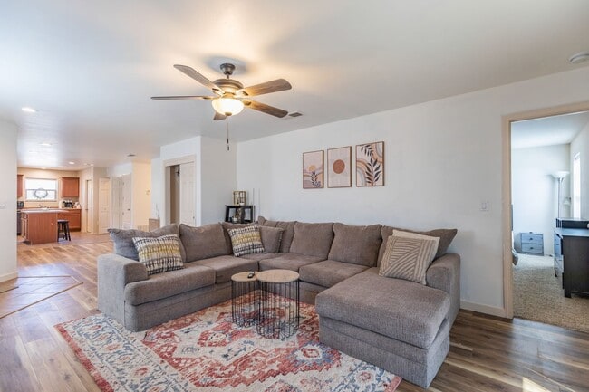 Building Photo - 3 Bedroom, 2 Bath in a Private Cul De Sac