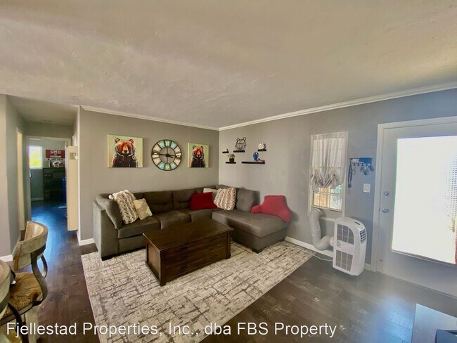 Building Photo - 2 br, 1.5 bath House - 4262-13 Wilson Avenue