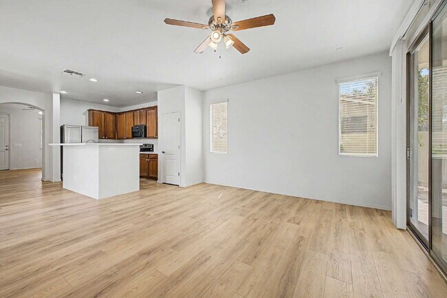 Foto del edificio - LIVE THE POWER RANCH LIFESTYLE — INTERNET & LANDSCAPING INCLUDED!