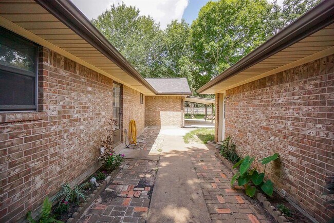 Building Photo - 2106 Crestwood Dr