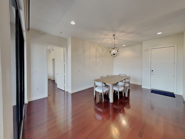 Foto del edificio - Attractive, fully furnished Arthouse condo — READY NOW!