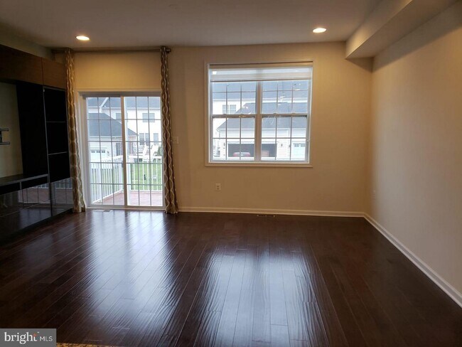 Foto del edificio - 23121 Dunlop Heights Terrace