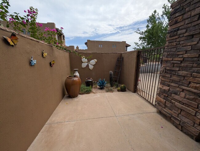 Foto del edificio - 6145 E Cave Creek Rd