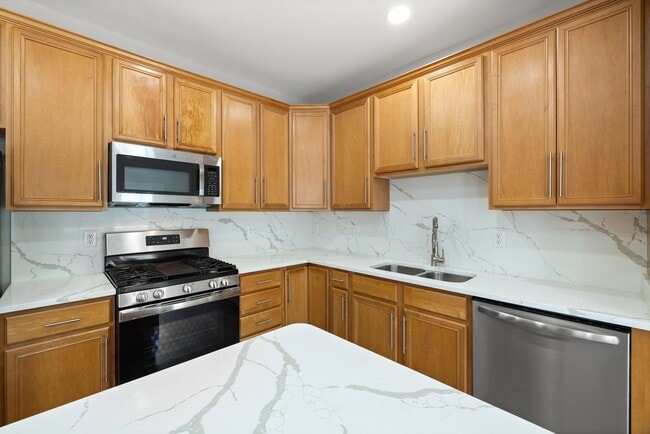 Building Photo - Spacious Townhome with 2-Car Garage in Bel...