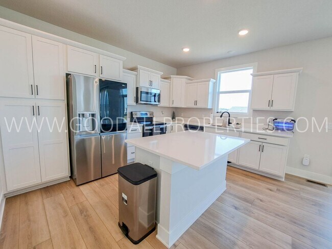 Building Photo - Cul-de-Sac Comfort & Contemporary Style in...