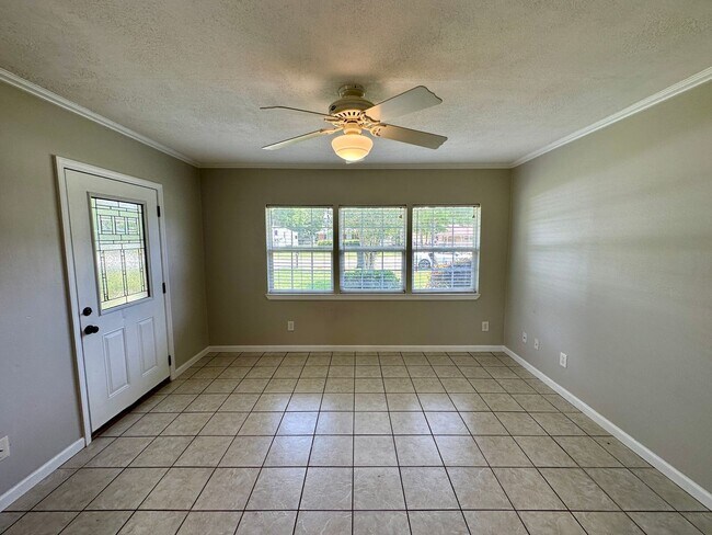 Building Photo - 2 bedroom 1 bath house for rent in Pensaco...