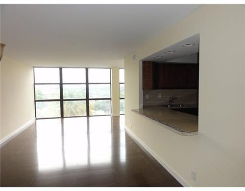 Building Photo - 800 Parkview Dr