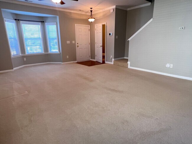 Building Photo - 3 Bed | 2.5 Bath END Unit Townhouse in Ape...