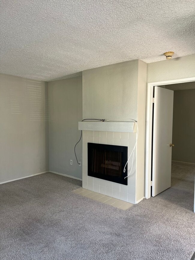 Building Photo - 1-bedroom condo - great location in Mira Mesa!
