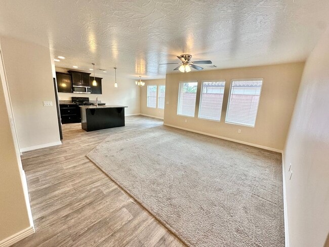 Building Photo - Desert Canyon Home!