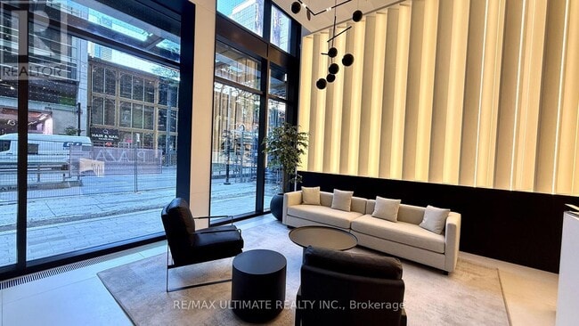 Photo du bâtiment - 400 King St W