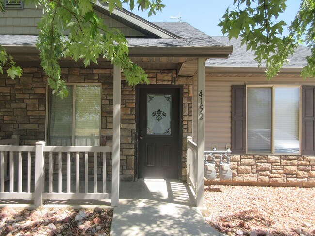 Building Photo - 2 Bedroom 1 bath Twin Home in a Great Area