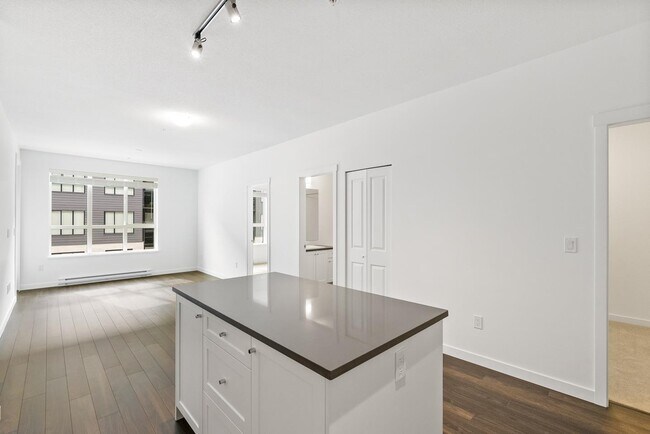 Building Photo - 15735-15785 85 Ave